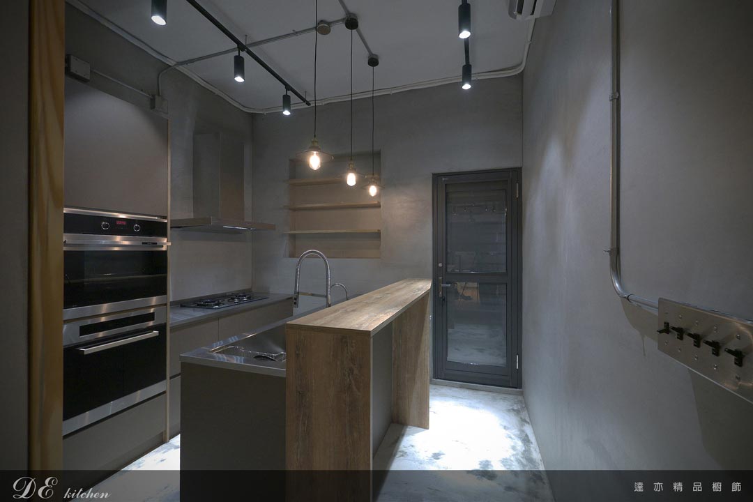 廚房設計｜工業風格｜檯面 DA LONG 不鏽鋼｜門板 MFC